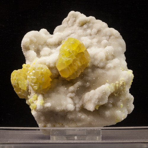 Sulphur_on_Aragonite